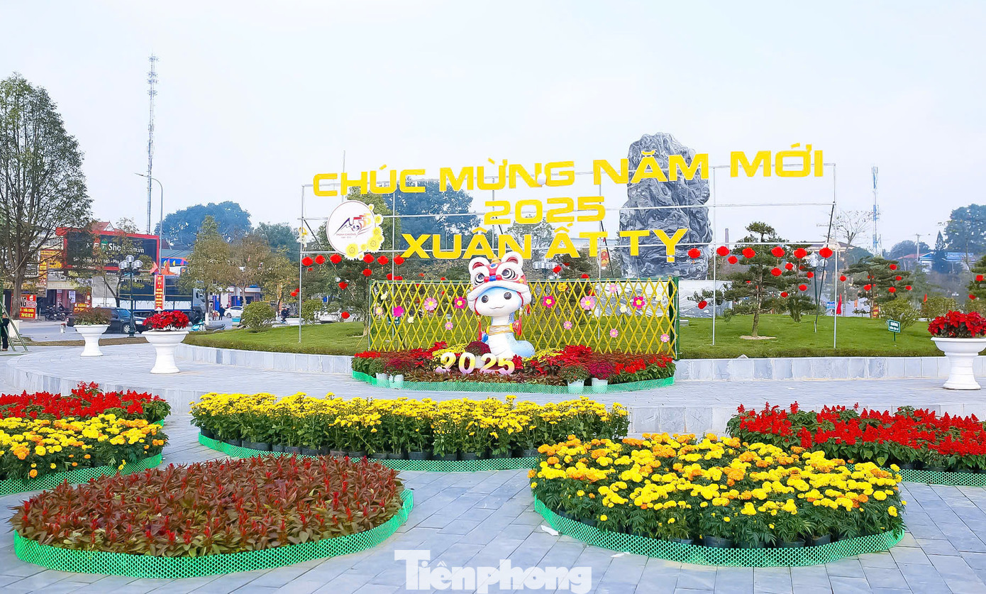 Sau hơn 10 ngày thi công, điểm "check-in" hoa xuân đẹp mắt xuất hiện ở thị trấn Dùng (huyện Thanh Chương, Nghệ An) ngay tại khu vực công viên bờ hồ trung tâm thị trấn. Ảnh: Tú Anh