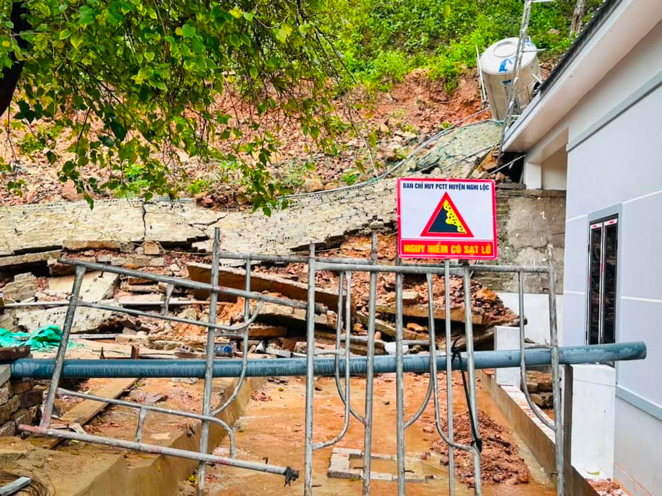 Cơ quan chức năng đã rào chắn khu vực sạt lở và tiếp tục theo dõi để đảm bảo an toàn cho người dân.