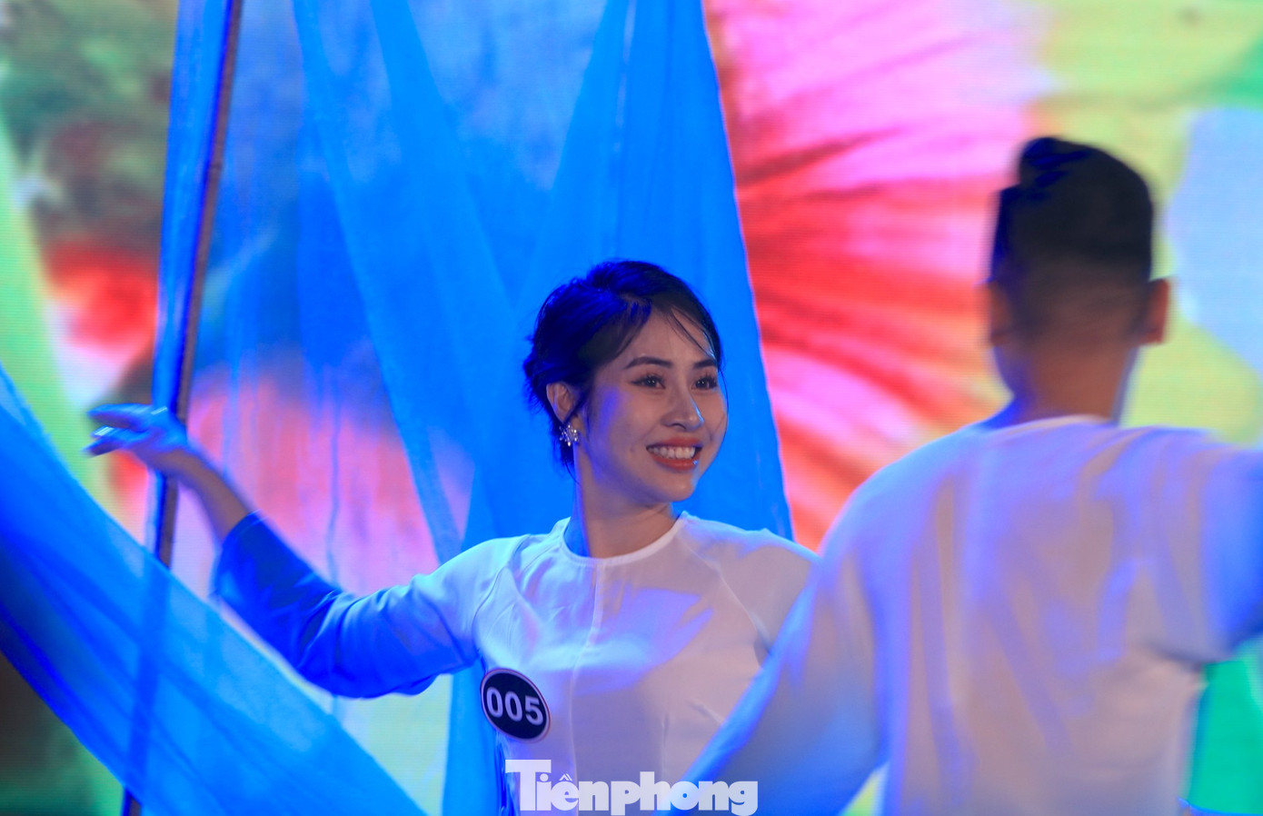 Thí sinh Nguyễn Thị Phương (SN 1999; Quê phường Nghi Thủy, thị xã Cửa Lò) thể hiện tài năng qua bài thi múa đặc sắc cùng bạn diễn.