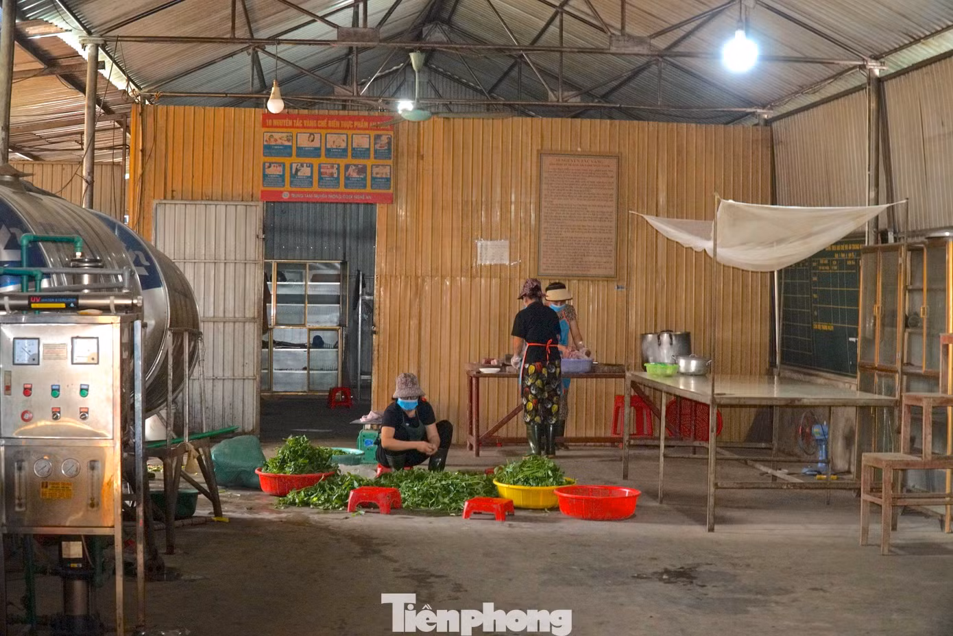 Khu nhà ăn học sinh nội trú được tận dụng từ khoảng trống trước dãy phòng học của Trung tâm Giáo dục thường xuyên huyện Con Cuông. Sau giờ ăn, khu nhà ăn cũng là nơi học bài buổi tối của học sinh do trong phòng nội trú không có chỗ để học.
