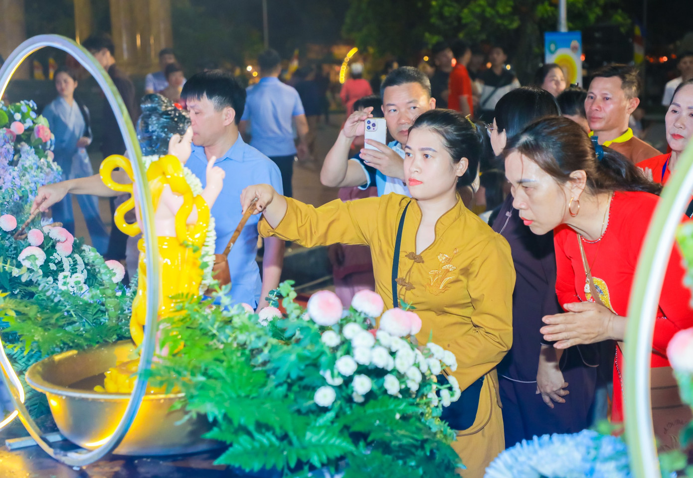 Lễ tắm phật là nghi thức truyền thống trong ngày lễ Phật đản nhằm tái hiện khung cảnh trang nghiêm, màu nhiệm khi Đức Phật chào đời. Đây là nghi lễ mang màu sắc văn hóa tâm linh, trang nghiêm.