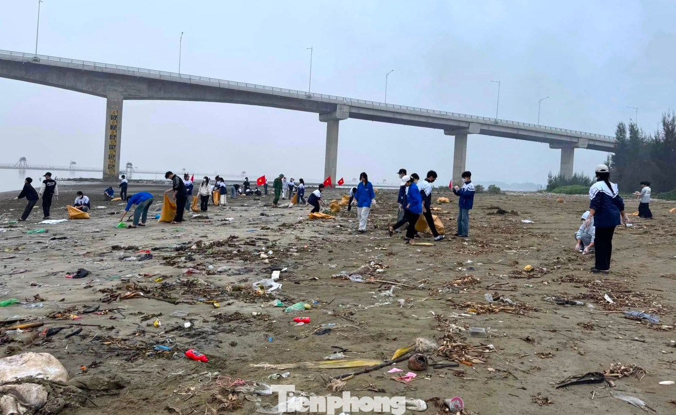 Tại buổi lễ ra quân, các đoàn viên thanh niên đã tiến hành tổng dọn vệ sinh môi trường khu vực trước Đền Thơi (thôn 1, xã Văn Hải) và Trạm Kiểm soát Biên phòng Lạch Thơi. Tại buổi lễ ra quân, các đoàn viên thanh niên đã tiến hành tổng dọn vệ sinh môi trường khu vực trước Đền Thơi (thôn 1, xã Văn Hải) và Trạm Kiểm soát Biên phòng Lạch Thơi.