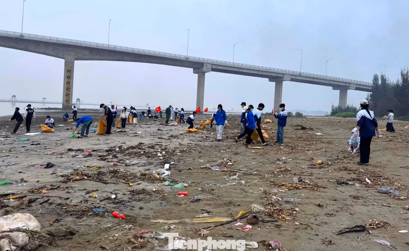 Tại buổi lễ ra quân, các đoàn viên thanh niên đã tiến hành tổng dọn vệ sinh môi trường khu vực trước Đền Thơi (thôn 1, xã Văn Hải) và Trạm Kiểm soát Biên phòng Lạch Thơi. Tại buổi lễ ra quân, các đoàn viên thanh niên đã tiến hành tổng dọn vệ sinh môi trường khu vực trước Đền Thơi (thôn 1, xã Văn Hải) và Trạm Kiểm soát Biên phòng Lạch Thơi.