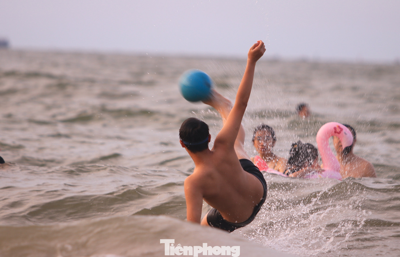 Một số thanh niên mang bóng xuống biển để thử cảm giác đá bóng trên biển. Một số thanh niên mang bóng xuống biển để thử cảm giác đá bóng trên biển.