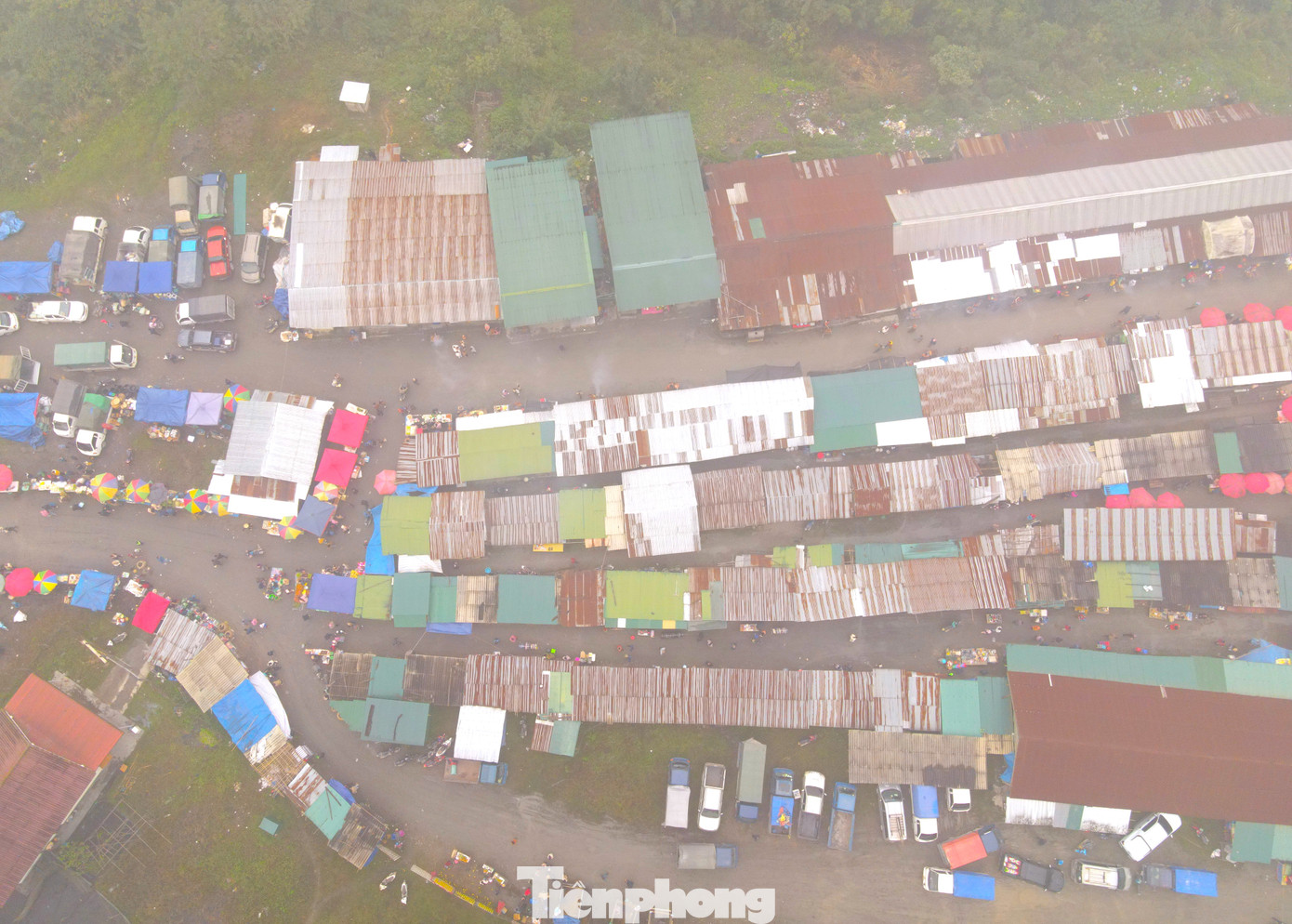 Từ tờ mờ sáng, khi màn sương còn bao phủ dày đặc các bản làng thì phiên chợ đã bắt đầu họp. Tiếng nói cười, trò chuyện của kẻ bán người mua tạo nên khung cảnh tấp nập, sôi động. Từ tờ mờ sáng, khi màn sương còn bao phủ dày đặc các bản làng thì phiên chợ đã bắt đầu họp. Tiếng nói cười, trò chuyện của kẻ bán người mua tạo nên khung cảnh tấp nập, sôi động.
