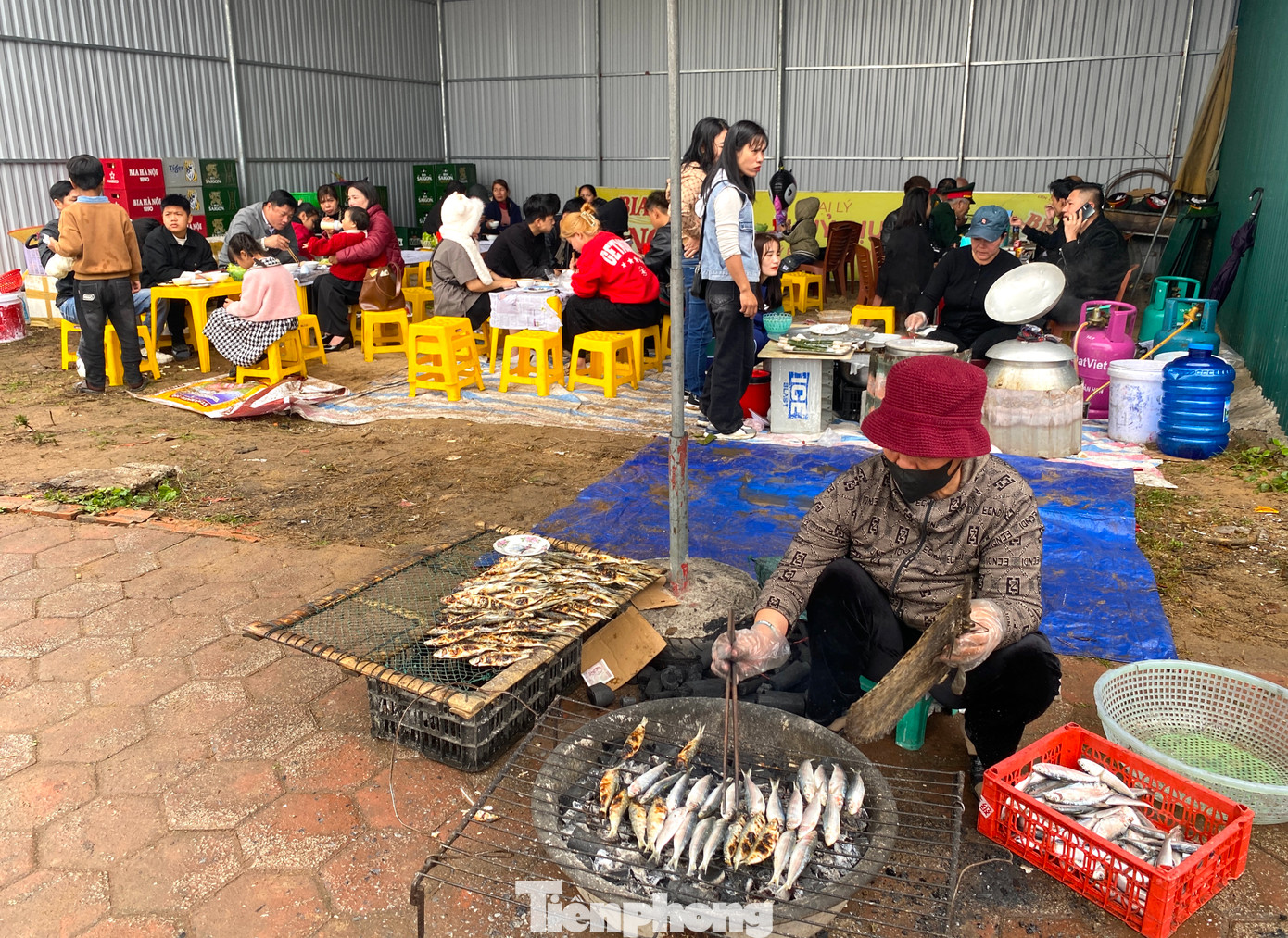 Những ngày đầu năm, hàng vạn du khách thập phương đã hành hương về Đền Cờn, phường Quỳnh Phương. Ngoài vãn cảnh, dâng hương, nhiều du khách còn tranh thủ ghé vào các quầy hàng để thưởng thức món cá trích nướng - món đặc sản nổi tiếng ở ngôi đền thiêng xứ Nghệ.