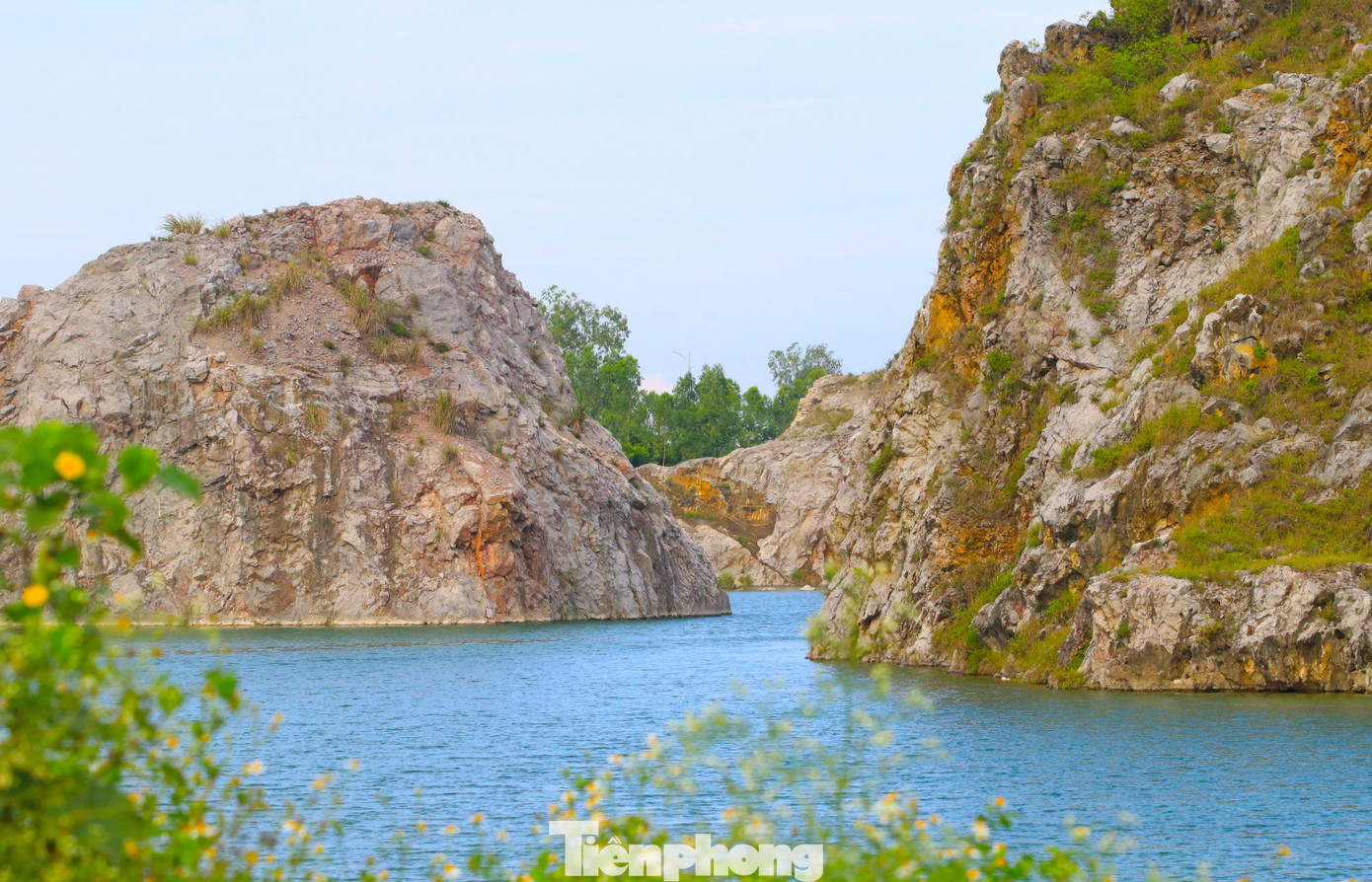 Những hòn núi đá khai thác nham nhở cộng với hồ nước tạo nên được nhiều người ví khung cảnh như "Vịnh Hạ Long" trên cạn. Thỉnh thoảng có một số thanh niên đến chơi và chụp ảnh khu vực xung quanh mỏ đá.