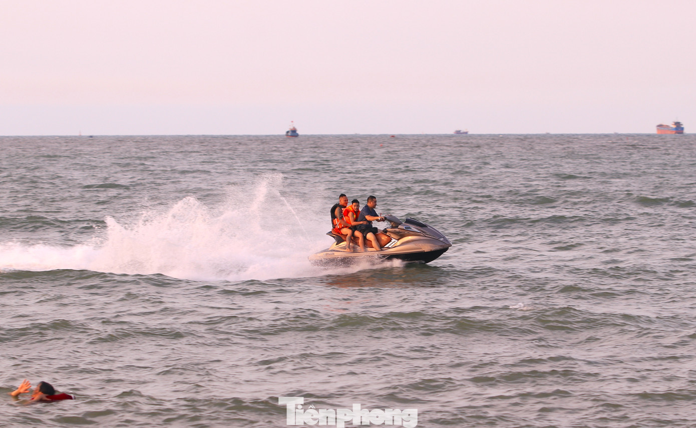 Dịch vụ cano lướt sóng luôn thu hút những du khách thích trò chơi cảm giác mạnh. Dịch vụ cano lướt sóng luôn thu hút những du khách thích trò chơi cảm giác mạnh.