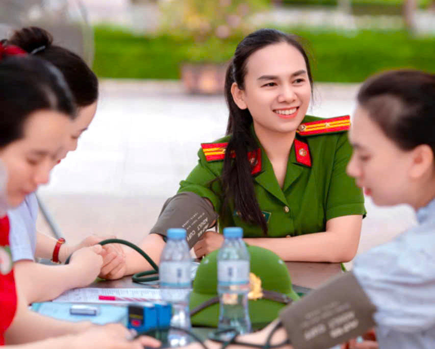 Những "bóng hồng" tại Trại giam số 3 tham gia hiến máu cứu người.