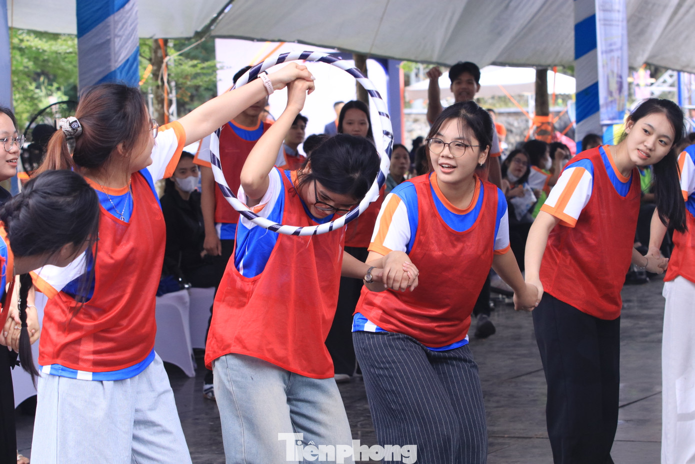 Thanh niên công nhân hứng khởi với các trò chơi. Thanh niên công nhân hứng khởi với các trò chơi.