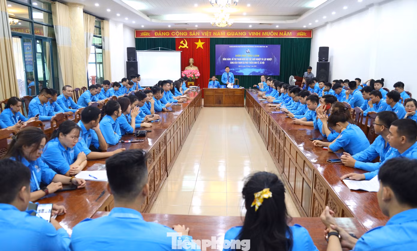 Toàn cảnh diễn đàn thảo luận "Đồng hành, hỗ trợ thanh niên trong khởi nghiệp và lập nghiệp" trong khuôn khổ diễn ra Đại hội.
