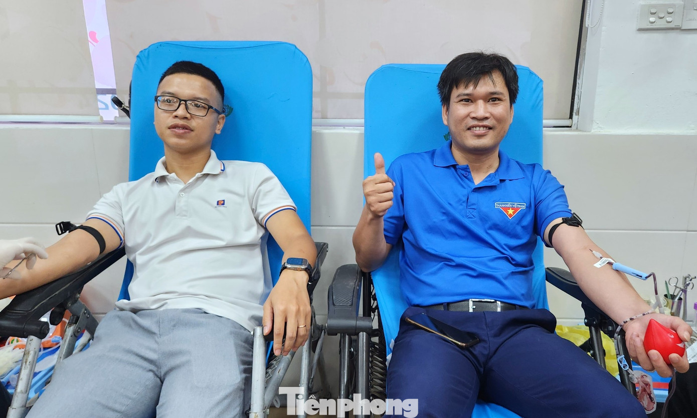 Các đoàn viên thanh niên vui vẻ khi được góp những giọt máu của mình vào ngân hàng máu chung của cả nước. Các đoàn viên thanh niên vui vẻ khi được góp những giọt máu của mình vào ngân hàng máu chung của cả nước.