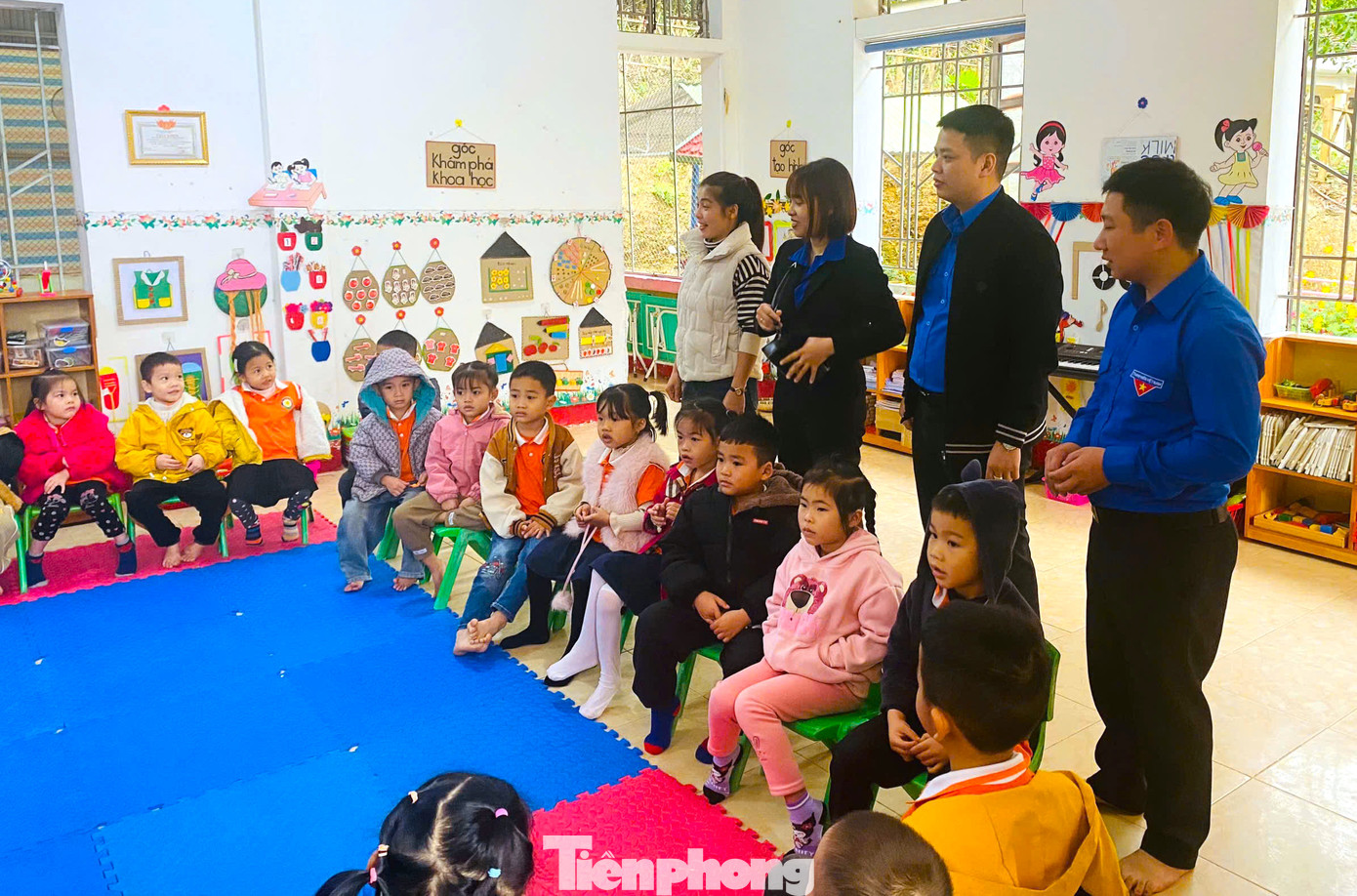 Chương trình được tổ chức nhằm giúp các em học sinh có hoàn cảnh khó khăn tại các vùng núi cao đón Tết Nguyên đán ấm áp, ý nghĩa hơn.