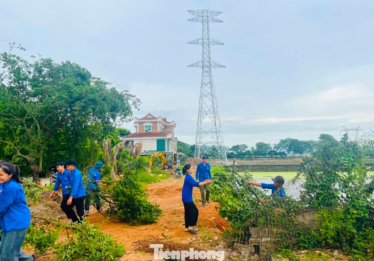 Đoàn viên thanh niên xã Thượng Tân Lộc (Nam Đàn, Nghệ An) chặt cây giải phóng mặt bằng để các đơn vị thi công tiến hành kéo đường dây điện 500kV mạch 3. Đoàn viên thanh niên xã Thượng Tân Lộc (Nam Đàn, Nghệ An) chặt cây giải phóng mặt bằng để các đơn vị thi công tiến hành kéo đường dây điện 500kV mạch 3.