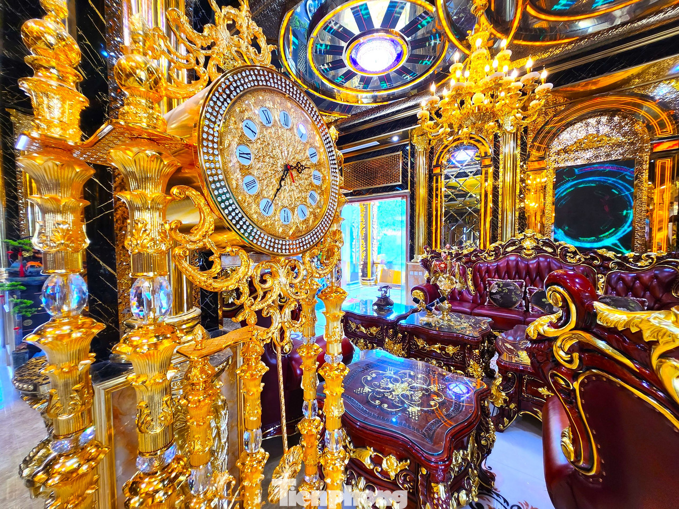 Chiếc đồng hồ cùng bộ đèn trần màu vàng tô điểm cho không gian thêm sang trọng.