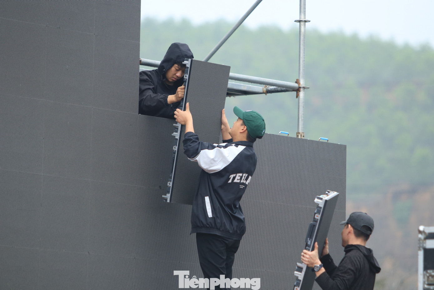 Công tác lắp đặt màn hình sân khấu được thực hiện từ những ngày trước đó.