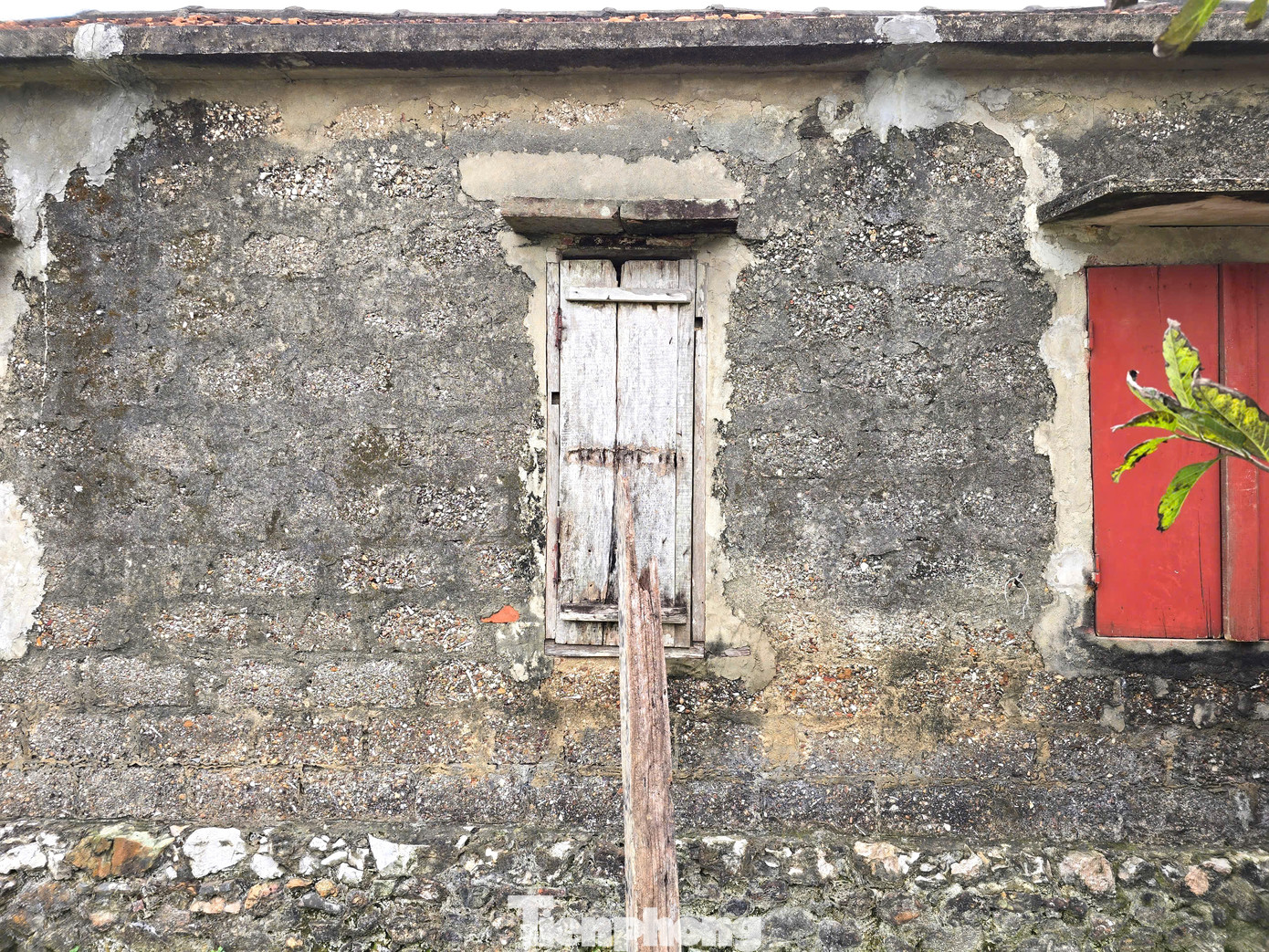 Những ngôi nhà cấp 4 được xây dựng từ vỏ sò, ốc có dáng thấp, nhỏ. Những ngôi nhà cấp 4 được xây dựng từ vỏ sò, ốc có dáng thấp, nhỏ.