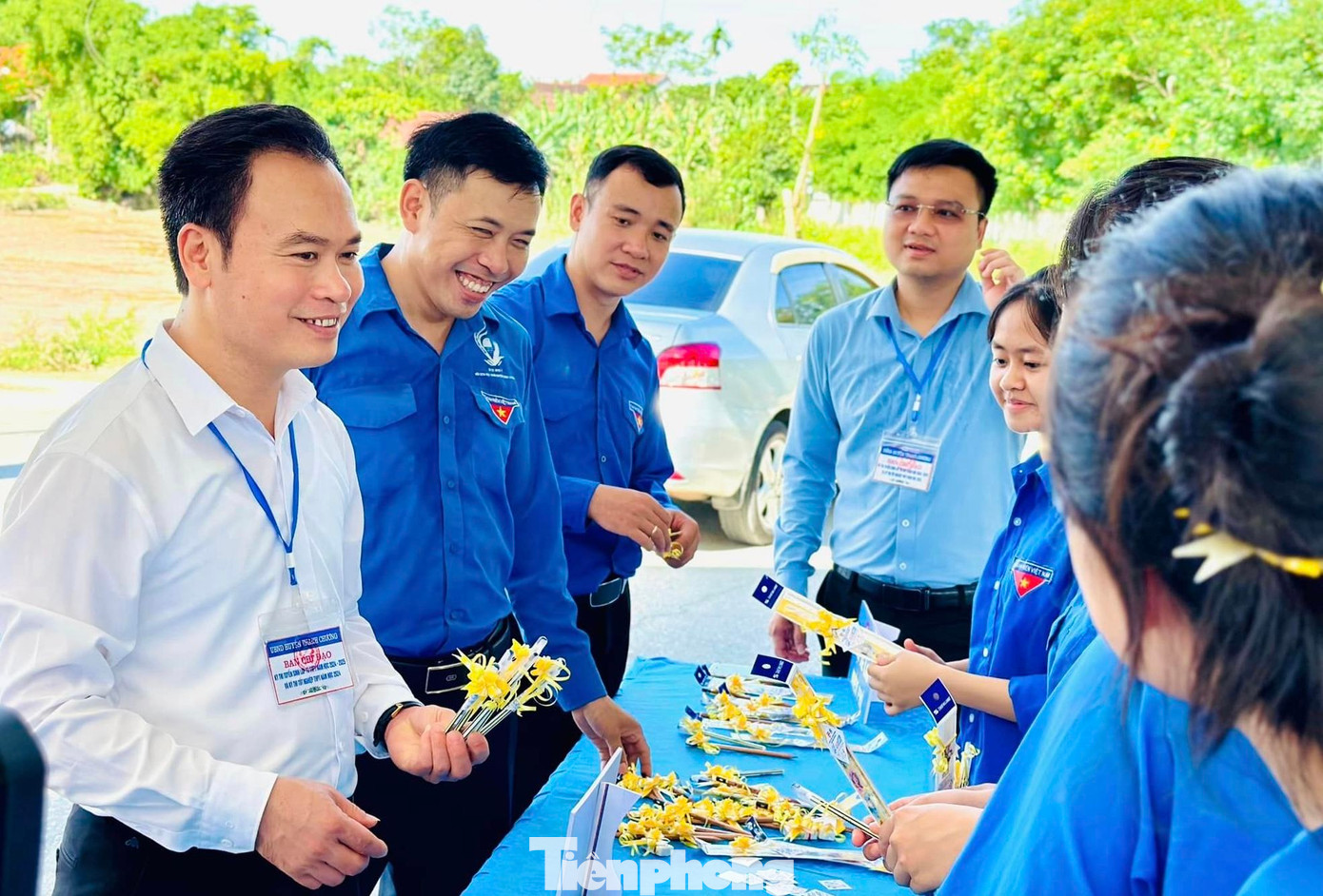 Trước đó, Ban Thường vụ Tỉnh Đoàn Nghệ An cũng đã ban hành kế hoạch tổ chức chương trình “Tiếp sức mùa thi” năm 2024 với nhiều hoạt động, chương trình được triển khai cụ thể đến từng địa phương trên địa bàn toàn tỉnh. Trong ảnh: Ông Nguyễn Văn Chiến - Phó Chủ tịch UBND huyện Thanh Chương; Ông Nguyễn Tư Hải Phong - Phó Ban Tuyên giáo Huyện Ủy Thanh Chương có mặt động viên Cụm Đoàn Bích Hào, thanh niên tình nguyện tiếp sức mùa thi.