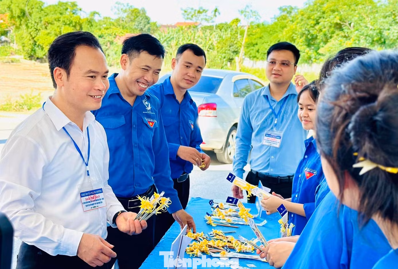 Trước đó, Ban Thường vụ Tỉnh Đoàn Nghệ An cũng đã ban hành kế hoạch tổ chức chương trình “Tiếp sức mùa thi” năm 2024 với nhiều hoạt động, chương trình được triển khai cụ thể đến từng địa phương trên địa bàn toàn tỉnh. Trong ảnh: Ông Nguyễn Văn Chiến - Phó Chủ tịch UBND huyện Thanh Chương; Ông Nguyễn Tư Hải Phong - Phó Ban Tuyên giáo Huyện Ủy Thanh Chương có mặt động viên Cụm Đoàn Bích Hào, thanh niên tình nguyện tiếp sức mùa thi.