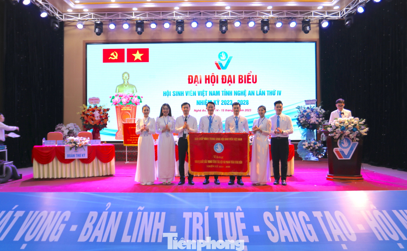 T.Ư Hội Sinh viên Việt Nam đã trao tặng Cờ thi đua cho Hội Sinh viên Việt Nam tỉnh Nghệ An vì đã có thành tích xuất sắc trong nhiệm kỳ 2018 - 2023. T.Ư Hội Sinh viên Việt Nam đã trao tặng Cờ thi đua cho Hội Sinh viên Việt Nam tỉnh Nghệ An vì đã có thành tích xuất sắc trong nhiệm kỳ 2018 - 2023.