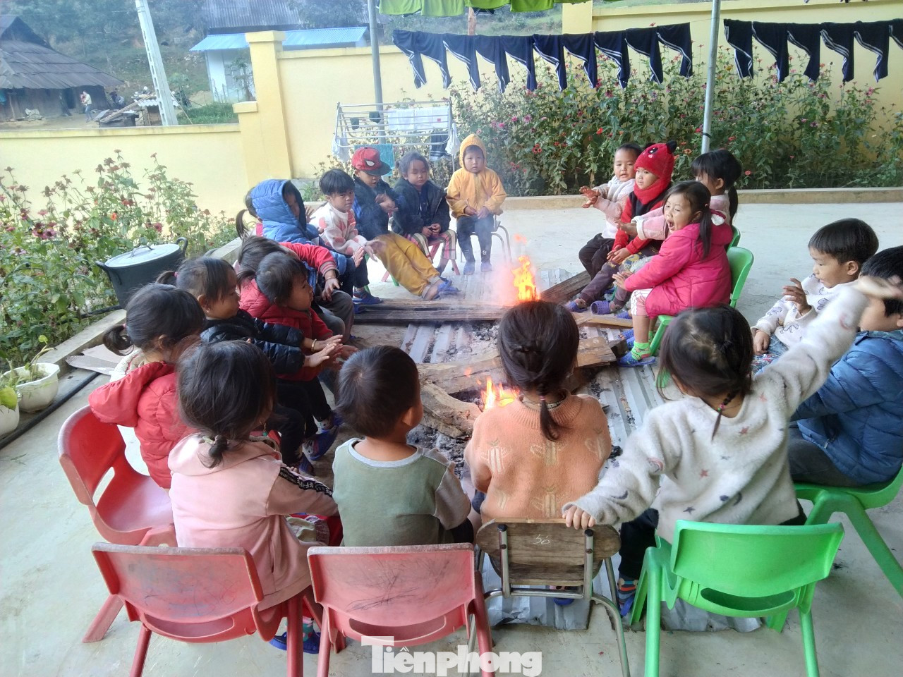 Trời giá rét nên những ngày qua giáo viên ở các điểm trường mầm non Mai Sơn (huyện Tương Dương, Nghệ An) đã nhóm củi đốt lửa sưởi ấm cho các em học sinh trước khi vào lớp học.