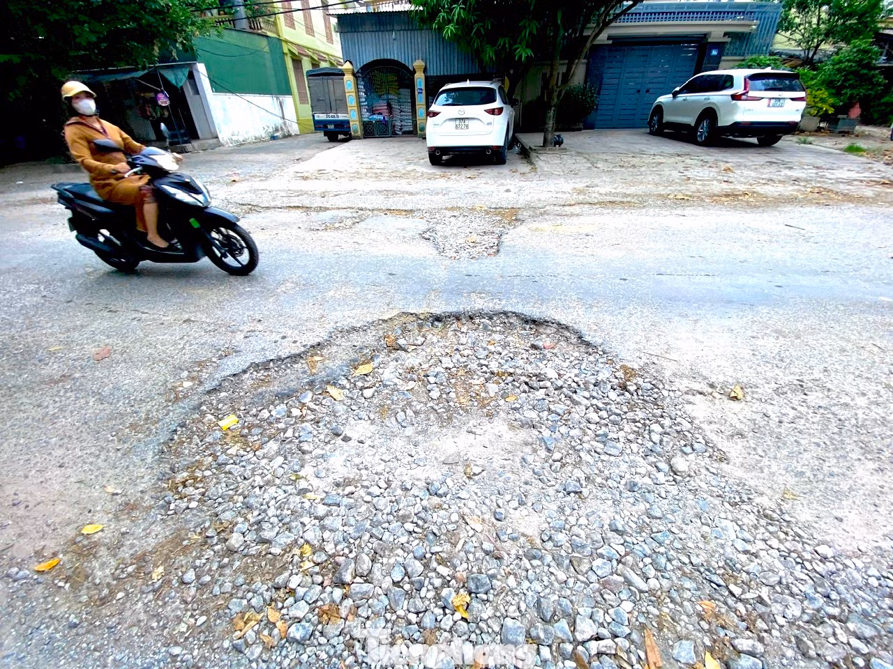 Nhiều "ổ gà", "ổ voi" sâu hoắm trên mặt đường như những chiếc bẫy chờ chực người đi đường.