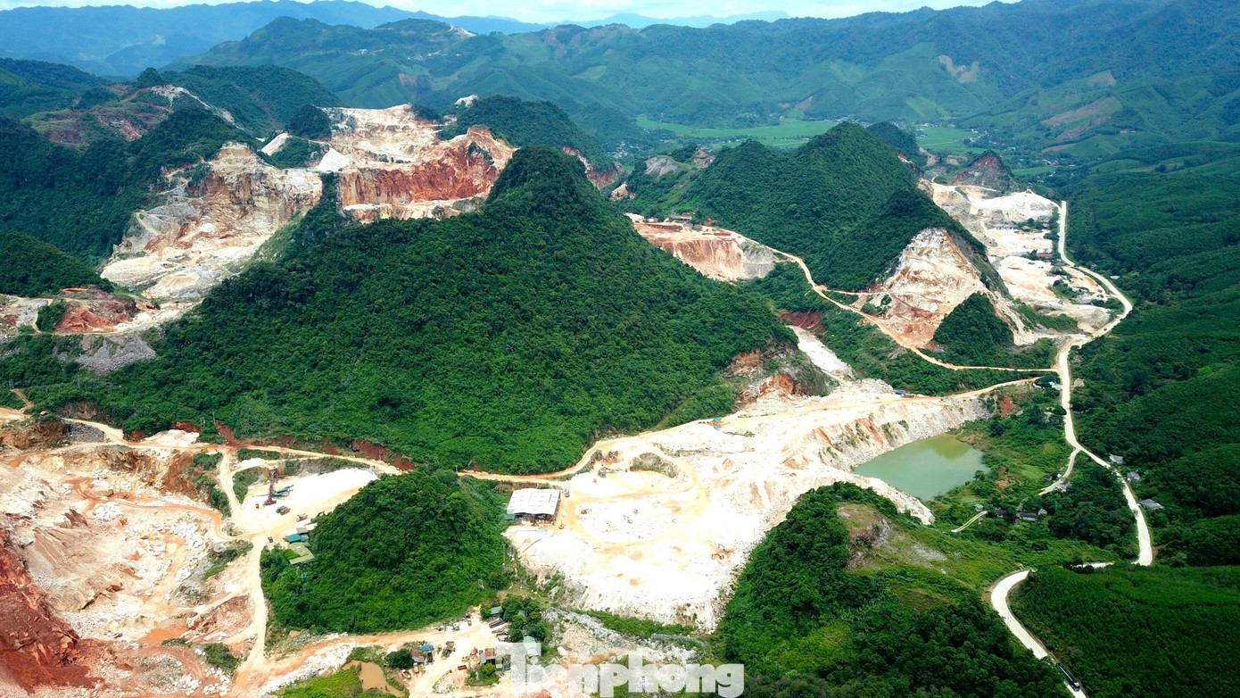 Các mỏ khoáng sản ở huyện Quỳ Hợp nằm rải rác trên các xã. Tuy nhiên, khu vực tập trung nhiều mỏ nhất gồm xã Châu Hồng, xã Liên Hợp, xã Châu Tiến, xã Châu Lộc, Châu Quang...