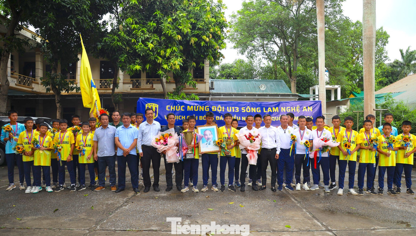Ban huấn luyện và đội bóng được chào đón nồng nhiệt sau khi giành chức vô địch Giải bóng đá thiếu niên U13 toàn quốc năm 2024.
