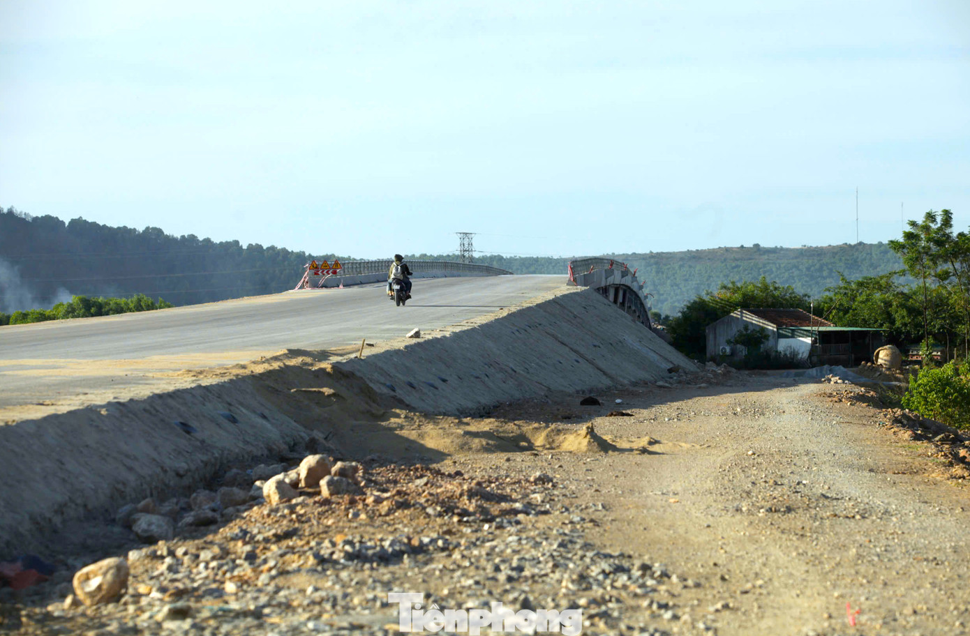 Toàn dự án có 8 cầu, trong đó có 5 cầu lớn là: Cầu Hoàng Mai dài 514m; cầu Lạch Quèn 15 nhịp dài 642m; cầu Cửa Thơi 20 nhịp dài 887m; cầu Lạch Vạn 17 nhịp dài 755m; cầu Nghi Quang 10 nhịp dài 410m. Toàn dự án có 8 cầu, trong đó có 5 cầu lớn là: Cầu Hoàng Mai dài 514m; cầu Lạch Quèn 15 nhịp dài 642m; cầu Cửa Thơi 20 nhịp dài 887m; cầu Lạch Vạn 17 nhịp dài 755m; cầu Nghi Quang 10 nhịp dài 410m.
