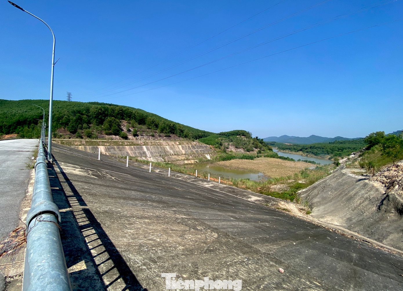 Hệ thống đập của dự án đã được hoàn thiện nhưng chưa chứa nước.