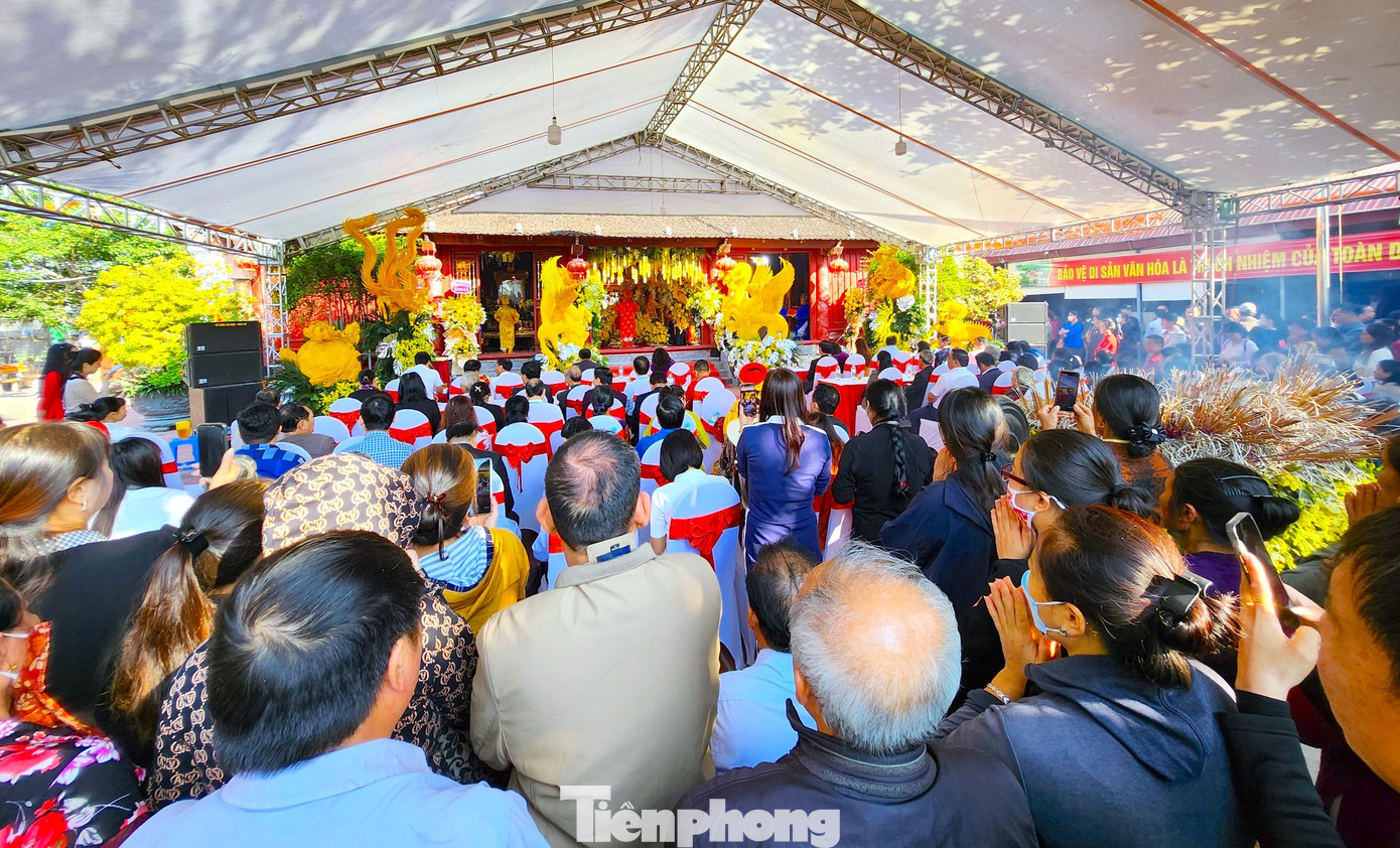 Sáng 22/11, tức ngày 10/10 âm lịch, tại Đền Ông Hoàng Mười (xã Hưng Thịnh, Hưng Nguyên, Nghệ An) đã diễn ra lễ giỗ. Đây là phần lễ nằm trong chương trình Lễ hội Đền ông Hoàng Mười diễn ra trong 2 ngày 21-22/11, tức ngày 9 và 10/10 âm lịch.