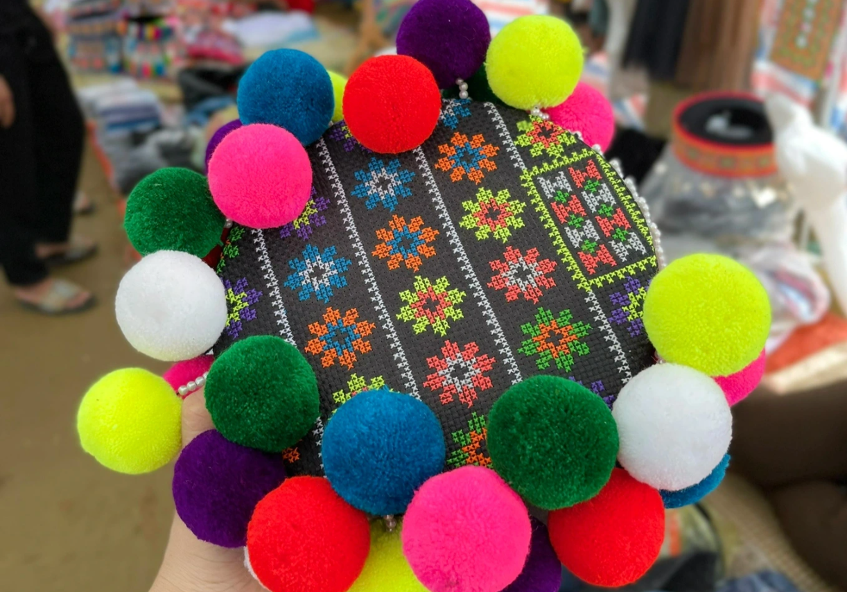 Những chiếc mũ trang phục của đồng bào dân tộc bày bán mang nhiều màu sắc rực rỡ, bắt mắt thu hút sự quan tâm của mọi người.