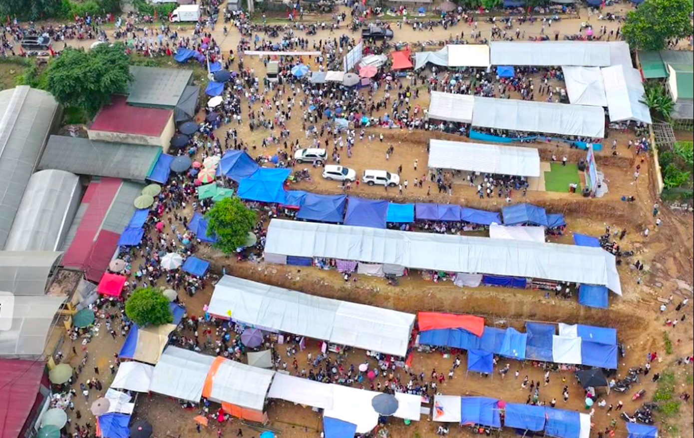 Xã Tri Lễ có hơn 11.000 nhân khẩu, trong đó có 6 bản (gần 4.000 nhân khẩu) là người dân tộc Mông sinh sống. Xã Tri Lễ đã dựng 6 gian hàng riêng để các bản trưng bày sản phẩm đặc trưng của bản mình. Ngoài ra có nhiều gian hàng được dựng lên để người dân, tiểu thương buôn bán. Xã Tri Lễ có hơn 11.000 nhân khẩu, trong đó có 6 bản (gần 4.000 nhân khẩu) là người dân tộc Mông sinh sống. Xã Tri Lễ đã dựng 6 gian hàng riêng để các bản trưng bày sản phẩm đặc trưng của bản mình. Ngoài ra có nhiều gian hàng được dựng lên để người dân, tiểu thương buôn bán.