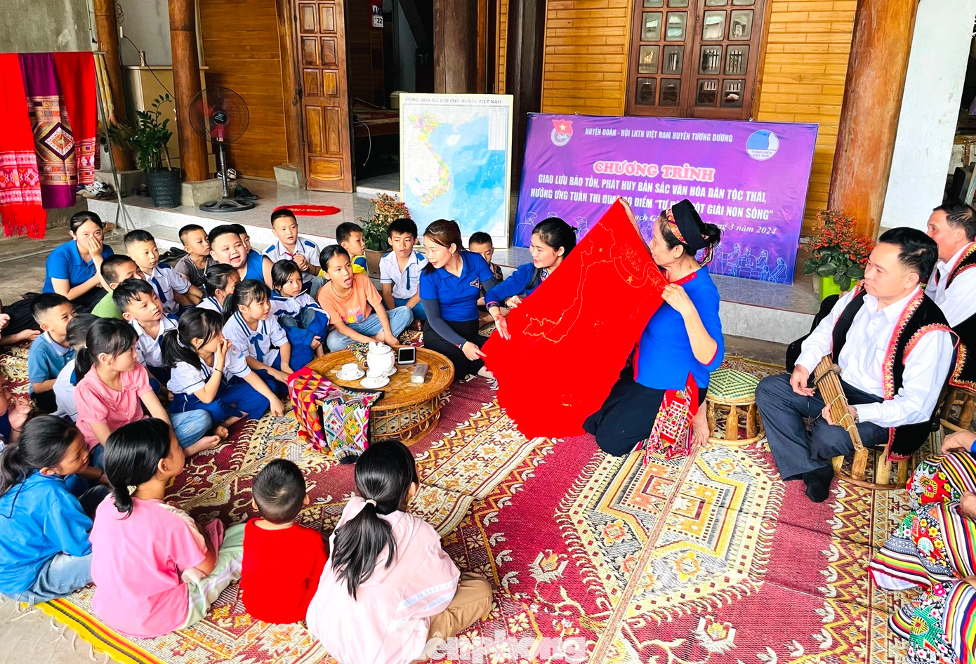 Đặc biệt, trong chương trình, các đoàn viên thanh niên thị trấn Thạch Giám, huyện Tương Dương đã tổ chức thêu bản đồ Việt Nam bằng sợi vải thổ cẩm.