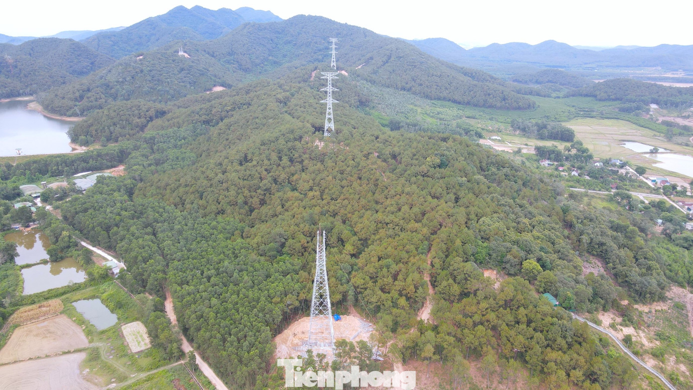 Đường dây 500kV mạch 3 qua địa bàn tỉnh Nghệ An dài gần 100km gồm 6 huyện, thành thị với gần 202 cột. Những ngày qua, các đơn vị thi công đang khẩn trương triển khai việc lắp dựng cột. Hiện một số cột đã được dựng xong và bước sang giai đoạn kéo dây.