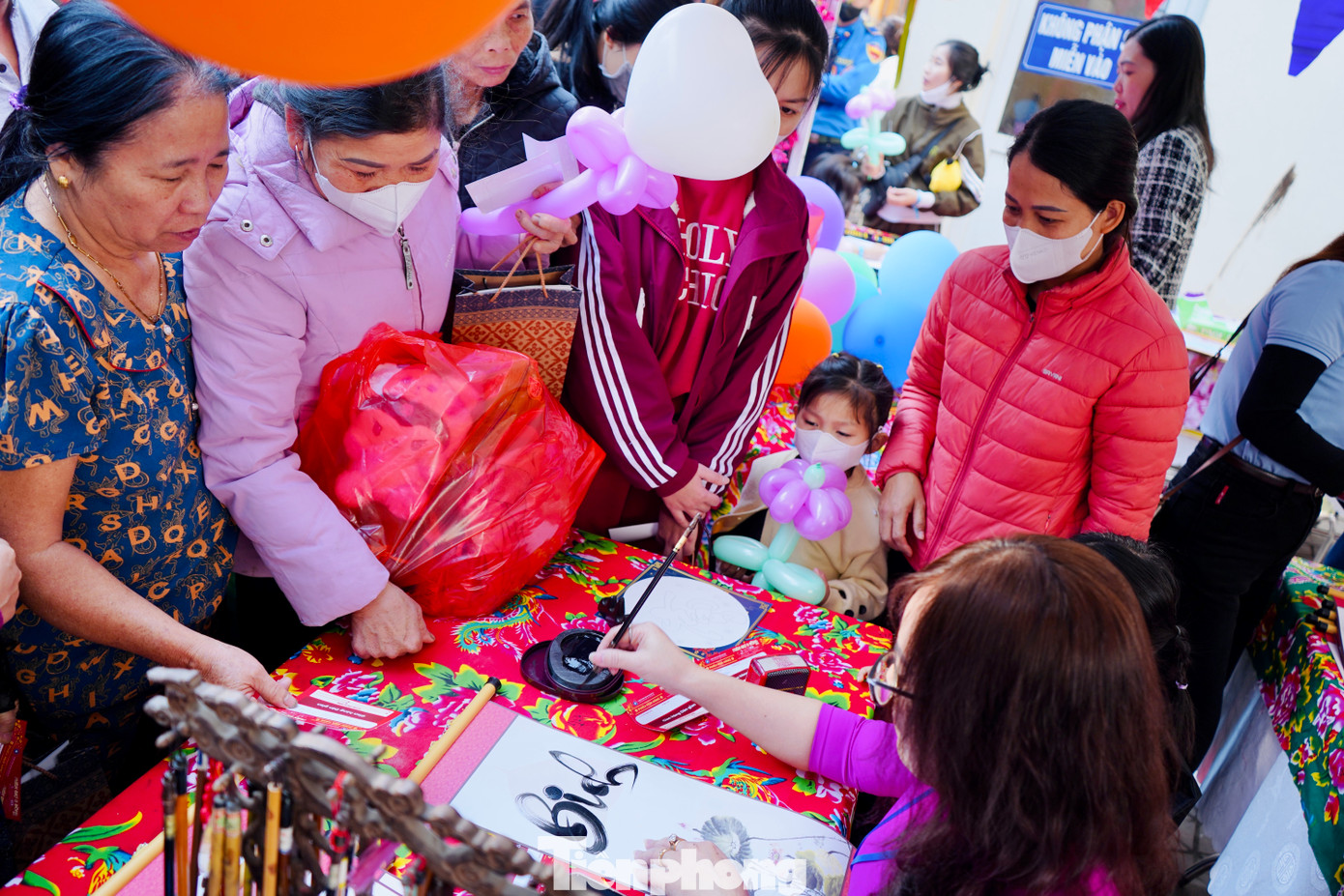 Tại chương trình, bệnh nhân và người thân còn được nhận những bức tranh chữ thư pháp ý nghĩa theo mong muốn của mình.