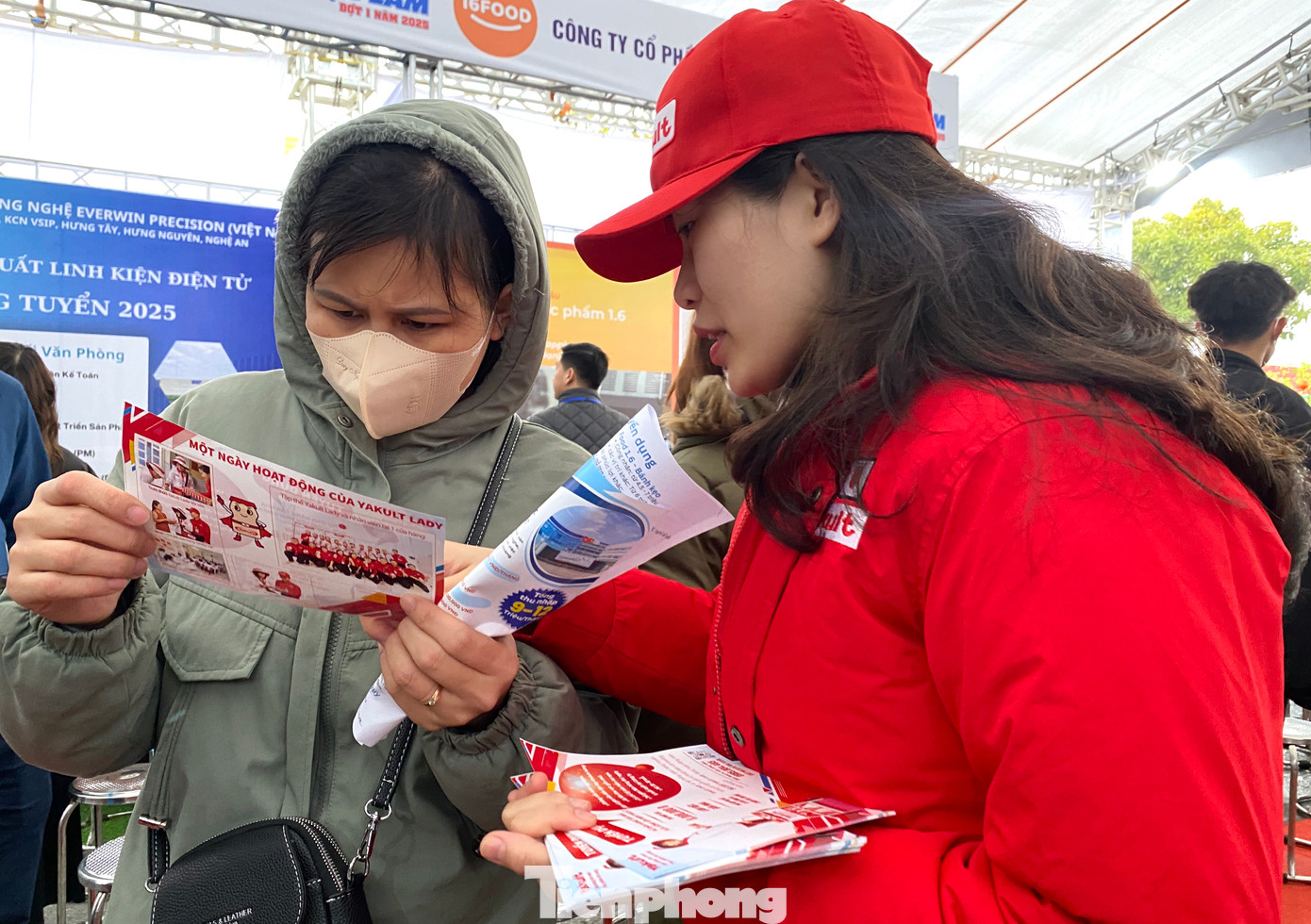 “Đây là dịp để người lao động làm ăn xa về quê nghỉ Tết nguyên đán Ất Tỵ có dịp được nắm bắt, tìm hiểu trực tiếp môi trường làm việc tại quê nhà, từ đó có thêm sự lựa chọn vị trí, việc làm phù hợp, giúp người lao động "ly nông, bất ly hương", ổn định cuộc sống, phát triển kinh tế, xây dựng đời sống ấm no, hạnh phúc ngay trên chính quê hương mình”, ông Lê Tiến Trị - Trưởng Ban Quản lý Khu Kinh tế Đông Nam - cho hay.