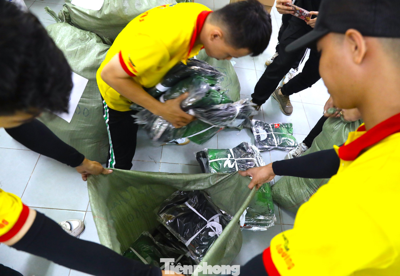 Hàng nghìn chiếc áo, mũ, túi được kiểm đếm cẩn thận, đảm bảo đúng số lượng cho từng cự ly và phân chia rõ ràng giữa vận động viên nam và nữ.