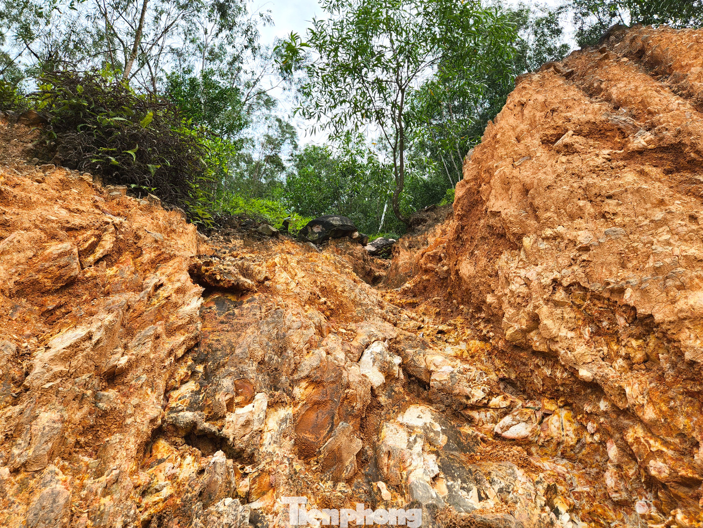 Chủ tịch xã Hưng Yên Nam cho biết thêm, nhiều năm qua cứ mỗi lần mưa lớn kéo dài, chính quyền xã lại cắt cử 20 cán bộ, dân quân tự vệ túc trực 24/24 tại các xóm dưới chân Rú Rày, Rú Rậm để theo dõi tình hình sạt lở. Nếu có dấu hiệu sạt lở, tổ trực này sẽ lập tức di dời các hộ dân dưới chân núi đến nơi an toàn. "Năm nào cũng thế, cứ mấy ngày mưa lớn thì xã lại cắt cử cán bộ túc trực 24/24 đến khi hết mưa thì mới thôi. Lo lắng lắm, vì sự an toàn của người dân. Mong sao dự án chống sạt lở sớm được triển khai để đảm bảo an toàn", ông Nam nói.
