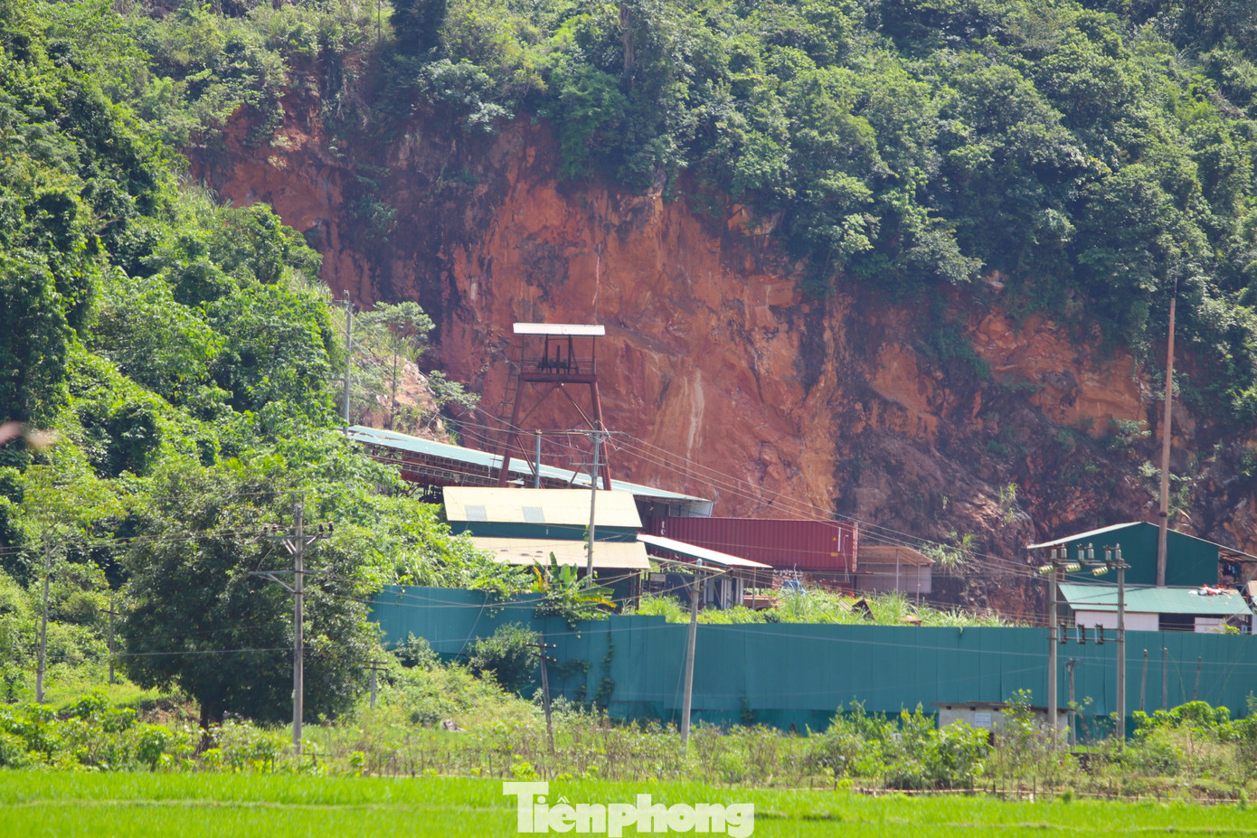 Phó Chủ tịch huyện Quỳ Hợp khẳng định trên địa bàn hiện không có tình trạng thổ phỉ (khai thác trộm). Vừa qua, huyện đã cho rà soát toàn bộ mốc giới mỏ để quản lý chặt chẽ, kịp thời phát hiện doanh nghiệp lấn ra ngoài ranh giới được cấp phép. “Quan điểm của huyện là xử lý nghiêm túc, cương quyết mạnh tay, không có vùng cấm, không ngoại lệ đối với bất cứ trường hợp nào”, ông Trần Đức Lợi nói và cho biết, 7 tháng đầu năm, huyện này đã xử phạt các doanh nghiệp khai thác mỏ 2,7 tỷ đồng với các hành vi vi phạm về môi trường, ranh giới đất đai... Ở năm 2021 và 2022, số tiền phạt các doanh nghiệp vi phạm cũng gần 3 tỷ đồng.