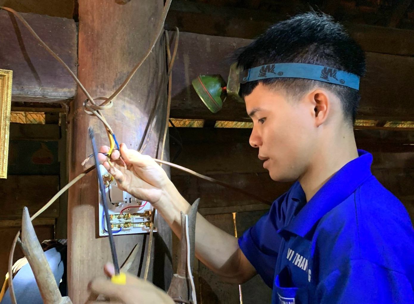 Các đoàn viên thanh niên trường Đại học Sư phạm Kỹ thuật Vinh cũng hỗ trợ sửa chữa, khắc phục hệ thống điện, tặng bóng đèn cho gần 50 hộ dân có hoàn cảnh khó khăn trên địa bàn xã Châu Phong (huyện Quỳ Châu, Nghệ An).