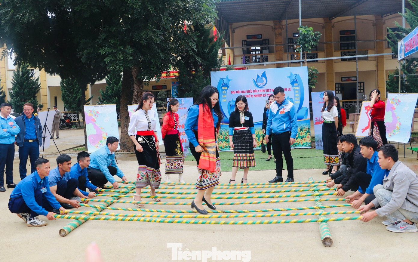 Các đại biểu tham gia nhảy sạp tại Đại hội.