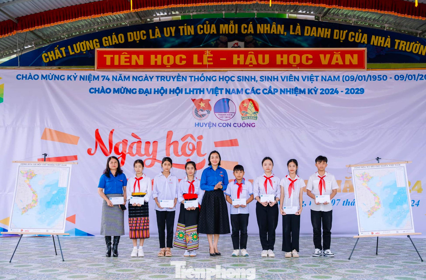 Tại chương trình, Ban Thường vụ Huyện Đoàn Con Cuông cũng đã tuyên dương 20 học sinh trên địa bàn huyện làm theo lời Bác.