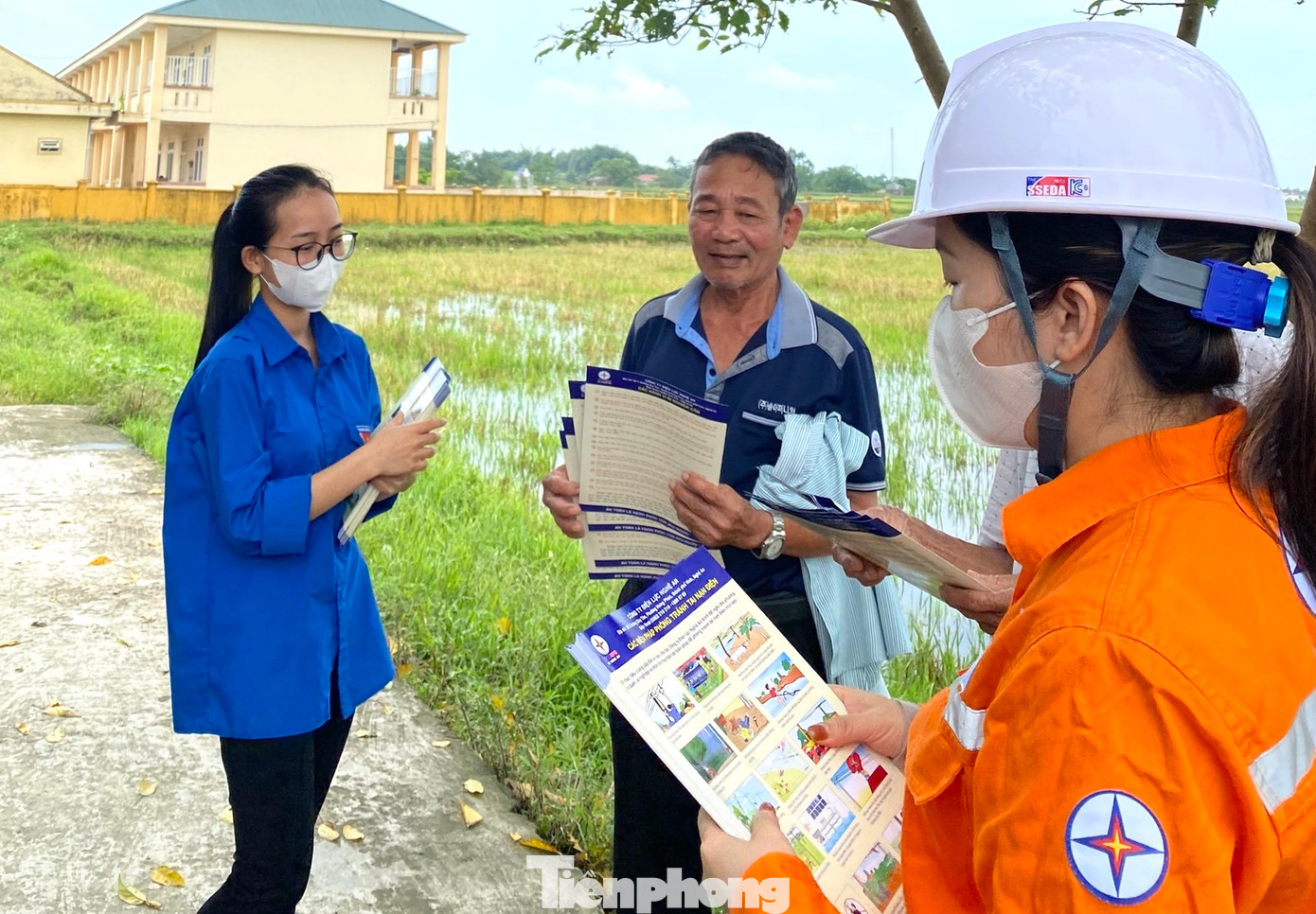 Bên cạnh việc phát quang hành lang lưới điện, lực lượng đoàn viên cùng cơ quan điện lực đã triển khai tuyên truyền an toàn sử dụng điện đến tận các hộ gia đình bằng nhiều hình thức khác nhau như in tờ rơi, tập huấn, loa phát thanh....