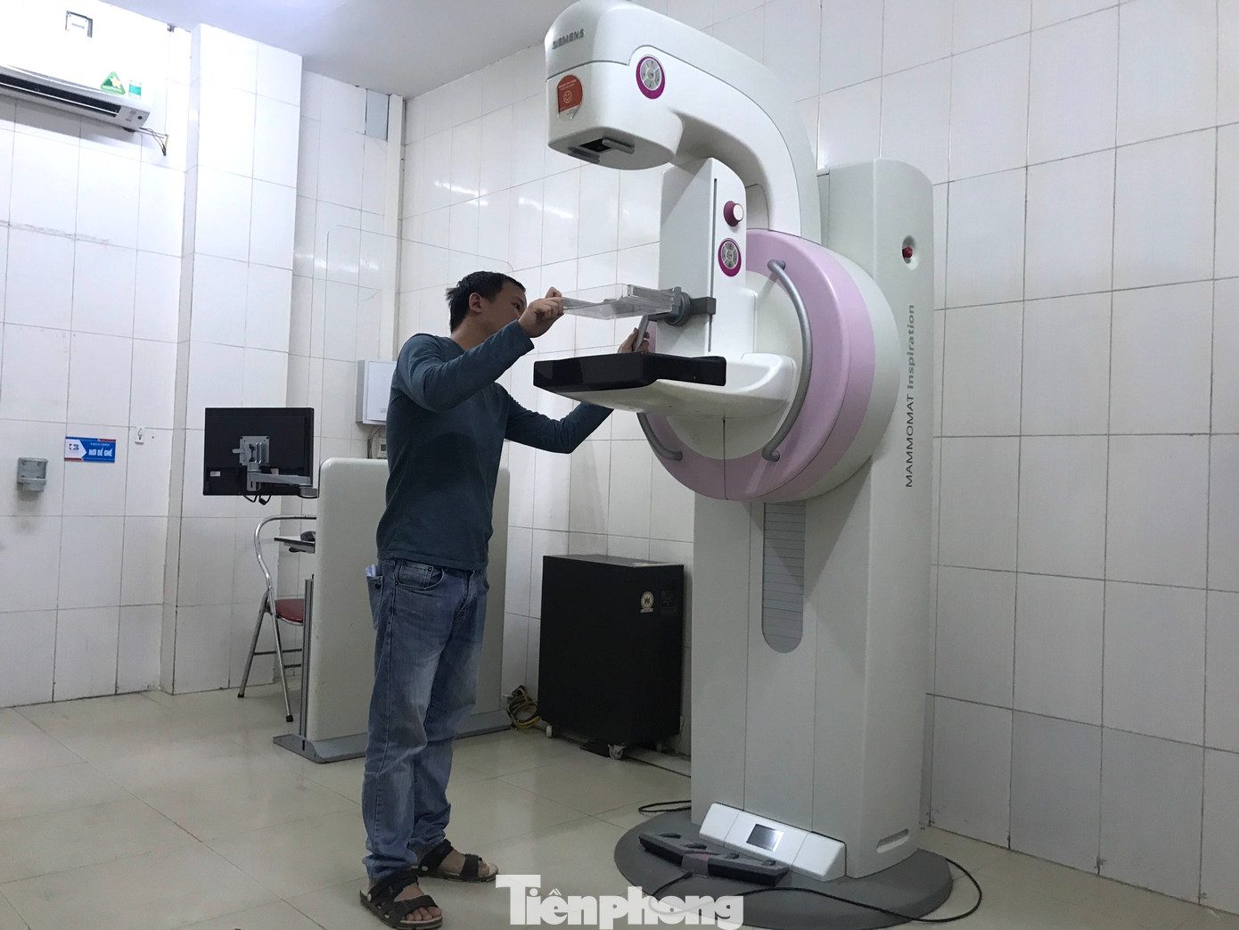 Máy chụp chuyên khoa trị giá hàng tỷ đồng tại Bệnh viện Ung Bướu Nghệ An bị hư hỏng từ lâu. Máy chụp chuyên khoa trị giá hàng tỷ đồng tại Bệnh viện Ung Bướu Nghệ An bị hư hỏng từ lâu.