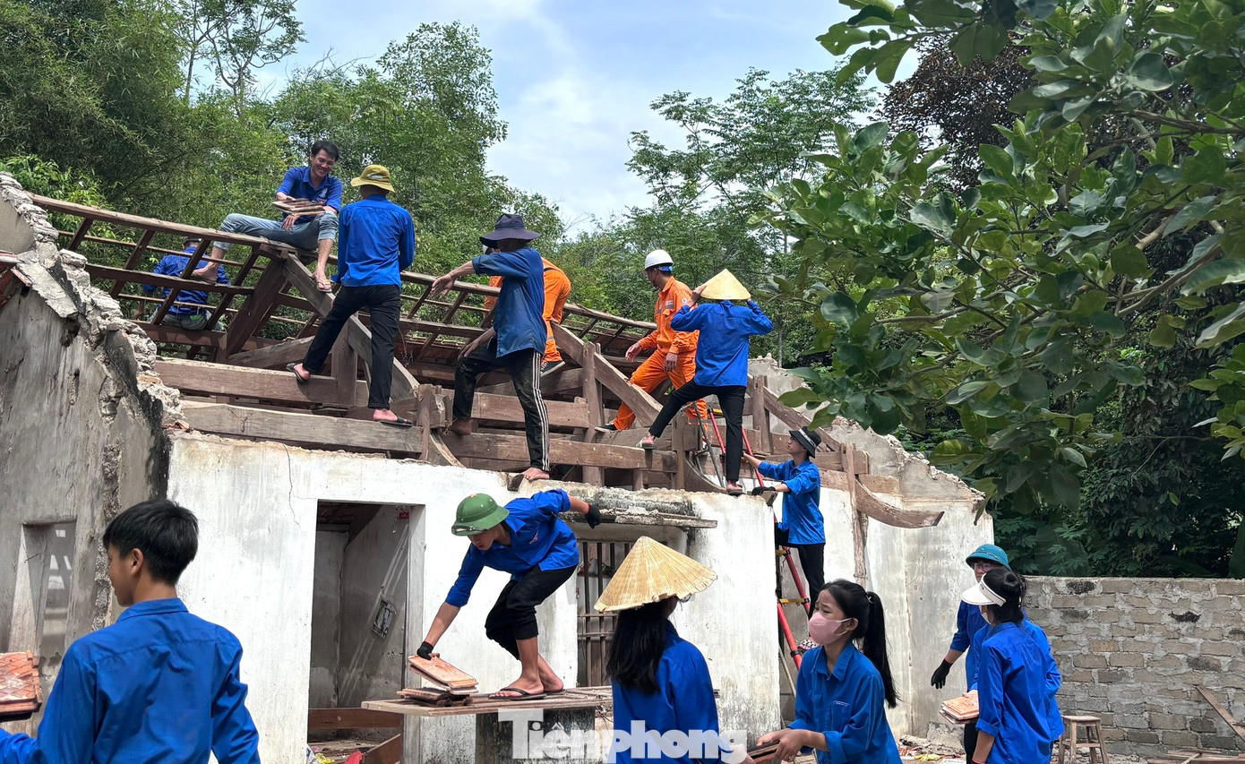 Tại huyện Nam Đàn (Nghệ An), đoàn viên thanh niên huyện phối hợp với Đoàn xã Nam Thái, Nam Thanh, Thượng Tân Lộc đã đến hỗ trợ lực lượng chức năng dỡ nhà giúp các hộ dân nằm trong diện giải tỏa để thi công đường điện 500kV qua địa bàn. Tại huyện Nam Đàn (Nghệ An), đoàn viên thanh niên huyện phối hợp với Đoàn xã Nam Thái, Nam Thanh, Thượng Tân Lộc đã đến hỗ trợ lực lượng chức năng dỡ nhà giúp các hộ dân nằm trong diện giải tỏa để thi công đường điện 500kV qua địa bàn.