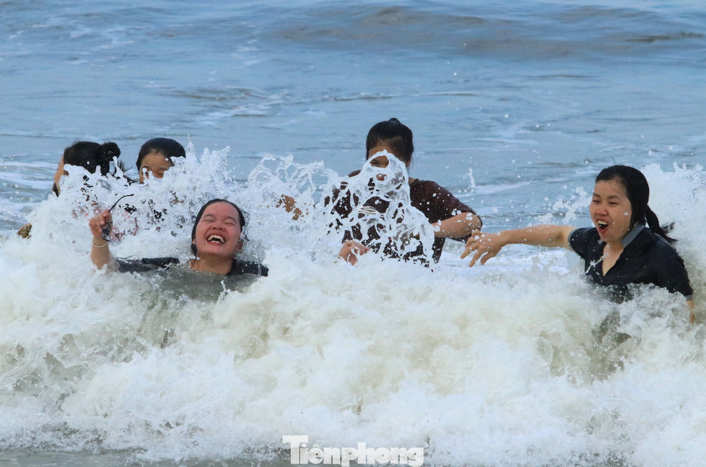 Nhiều du khách vui sướng nhảy trên sóng.
