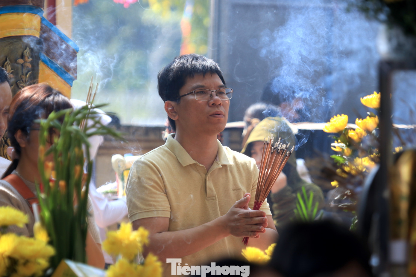 Du khách thành tâm cầu khấn.