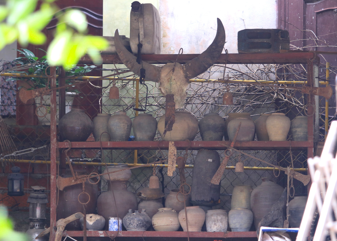 Hơn 30 năm sưu tầm, ông Hoan không nhớ nổi mình đang sở hữu bao nhiêu kỷ vật, chỉ áng chừng con số ấy đã lên đến cả ngàn. Tất cả đều được ông bố trí, sắp đặt ngăn nắp theo từng loại từ đồ đồng, đồ sắt, đồ gốm…