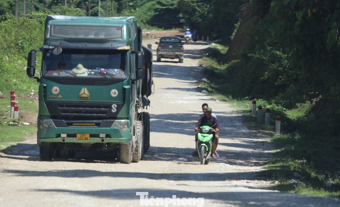 Người dân địa phương cho hay, họ đã quá quen với cảnh đi chung cùng những chiếc xe đầu kéo, xe tải chở đầy đá trắng trên đường. Mỗi lần đi qua xe tải, họ phải cố gắng tránh thật xa vì sợ đá lăn trên thùng xe xuống.